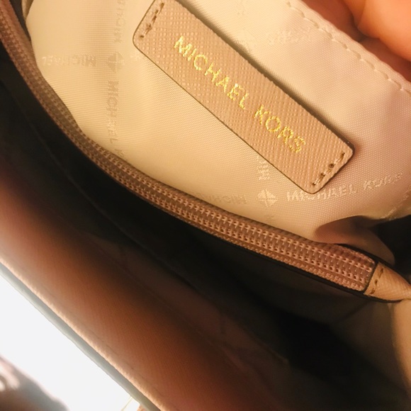 Michael Kors Pink Medium Cynthia Saffiano Satche - Picture 4 of 16
